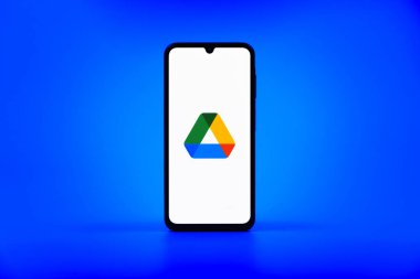 Prag, Çek Cumhuriyeti - 10 21 2024: Google Drive logosunu gösteren akıllı telefon.