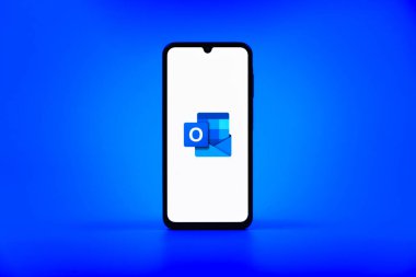 Prag, Çek Cumhuriyeti - 10 21 2024: Outlook logosunu gösteren akıllı telefon.