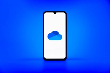 Prag, Çek Cumhuriyeti - 10 21 2024: Yüzeyde OneDrive logosu gösteren akıllı telefon.