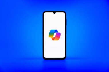 Prag, Çek Cumhuriyeti - 10 21 2024: Yüzeyde Copilot logosu gösteren akıllı telefon.