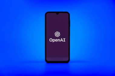 Prag, Çek Cumhuriyeti - 10 21 2024: OpenAI logosunu gösteren akıllı telefon.