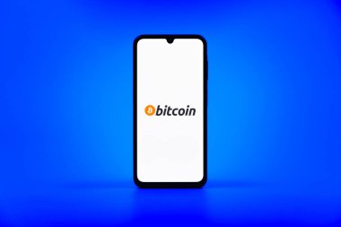 Prag, Çek Cumhuriyeti - 10 21 2024: Bitcoin logosunu gösteren akıllı telefon.