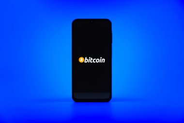 Prag, Çek Cumhuriyeti - 10 21 2024: Bitcoin logosunu gösteren akıllı telefon.