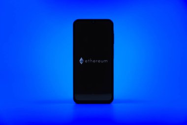 Prag, Çek Cumhuriyeti - 10 21 2024: Ethereum logosunu gösteren akıllı telefon.