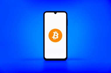Prag, Çek Cumhuriyeti - 10 21 2024: Bitcoin logosunu gösteren akıllı telefon.
