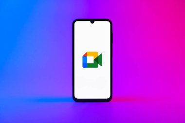 Prag, Çek Cumhuriyeti - 10 21 2024: Google Meet logosunu gösteren akıllı telefon.