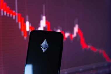 Prag, Çek Cumhuriyeti - 10 21 2024: Ethereum logosunu gösteren akıllı telefon.