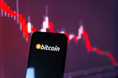 Prag, Çek Cumhuriyeti - 10 21 2024: Bitcoin logosunu gösteren akıllı telefon.
