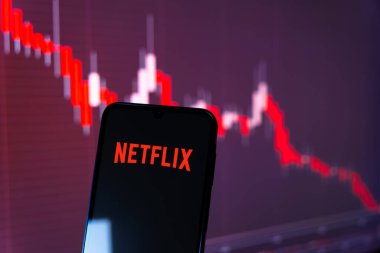 Prag, Çek Cumhuriyeti - 10 21 2024: Netflix logosunu gösteren akıllı telefon.