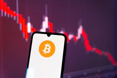 Prag, Çek Cumhuriyeti - 10 21 2024: Bitcoin logosunu gösteren akıllı telefon.