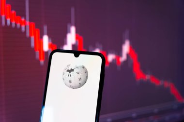 Prag, Çek Cumhuriyeti - 10 21 2024: Wikipedia logosunu gösteren akıllı telefon.