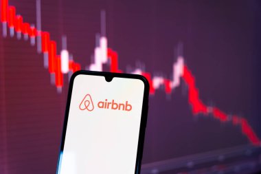Prag, Çek Cumhuriyeti - 10 21 2024: Airbnb logosunu gösteren akıllı telefon.