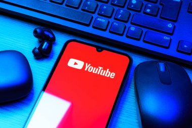 Prag, Çek Cumhuriyeti - 10 21 2024: Youtube logosunu gösteren akıllı telefon.