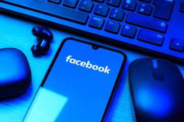 Prag, Çek Cumhuriyeti - 10 21 2024: Facebook logosu gösteren akıllı telefon.