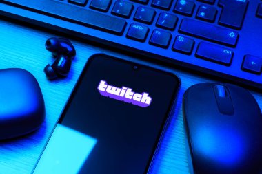 Prag, Çek Cumhuriyeti - 10 21 2024: Twitch logosunu gösteren akıllı telefon.