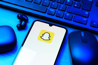 Prag, Çek Cumhuriyeti - 10 21 2024: Snapchat logosunu gösteren akıllı telefon.