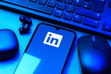 Prag, Çek Cumhuriyeti - 10 21 2024: Yüzeyde LinkedIn logosunu gösteren akıllı telefon.