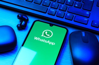 Prag, Çek Cumhuriyeti - 10 21 2024: Yüzeyde WhatsApp logosunu gösteren akıllı telefon.
