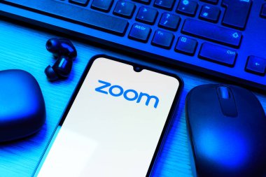 Prag, Çek Cumhuriyeti - 10 21 2024: Zoom logosunu gösteren akıllı telefon.