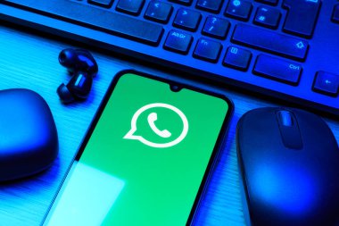 Prag, Çek Cumhuriyeti - 10 21 2024: Yüzeyde WhatsApp logosunu gösteren akıllı telefon.