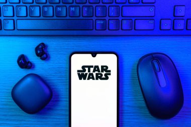 Prag, Çek Cumhuriyeti - 10 21 2024: Yıldız Savaşları logosunu gösteren akıllı telefon.