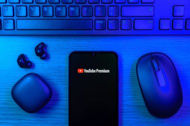 Prag, Çek Cumhuriyeti - 10 21 2024: Youtube Premium logosunu gösteren akıllı telefon.