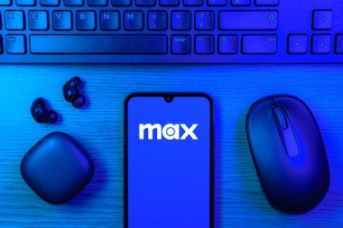 Prag, Çek Cumhuriyeti - 10 21 2024: Maksimum logoyu gösteren akıllı telefon.