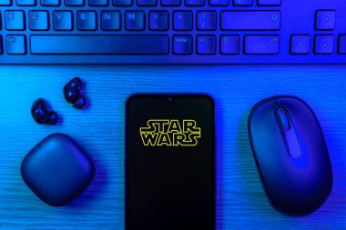 Prag, Çek Cumhuriyeti - 10 21 2024: Yıldız Savaşları logosunu gösteren akıllı telefon.