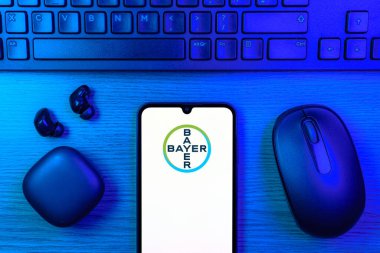 Prag, Çek Cumhuriyeti - 10 21 2024: Bayer logosunu gösteren akıllı telefon.