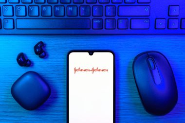 Prag, Çek Cumhuriyeti - 10 21 2024: Johnson ve Johnson logosunu gösteren akıllı telefon.