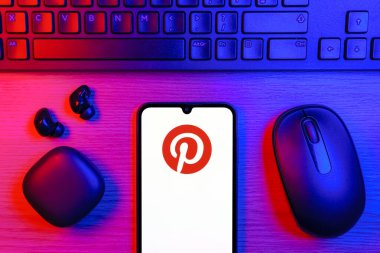 Prag, Çek Cumhuriyeti - 10 21 2024: Yüzeyde Pinterest logosunu gösteren akıllı telefon.