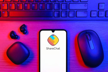 Prag, Çek Cumhuriyeti - 10 21 2024: ShareChat logosunu gösteren akıllı telefon.