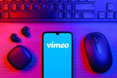 Prag, Çek Cumhuriyeti - 10 21 2024: Vimeo logosunu gösteren akıllı telefon.