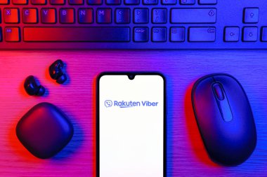 Prag, Çek Cumhuriyeti - 10 21 2024: Viber logosunu gösteren akıllı telefon.