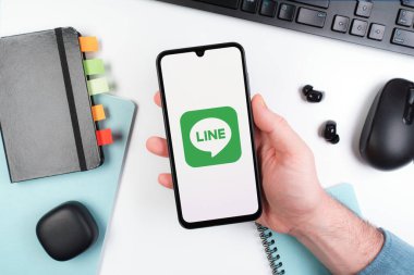 Prag, Çek Cumhuriyeti - 10 21 2024: Yüzeyde Satır logosunu gösteren akıllı telefon.