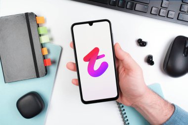 Prag, Çek Cumhuriyeti - 10 21 2024: Tango logosunu gösteren akıllı telefon.