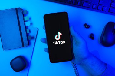 Prag, Çek Cumhuriyeti - 10 21 2024: Tiktok logosunu gösteren akıllı telefon.
