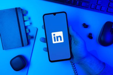 Prag, Çek Cumhuriyeti - 10 21 2024: Yüzeyde LinkedIn logosunu gösteren akıllı telefon.