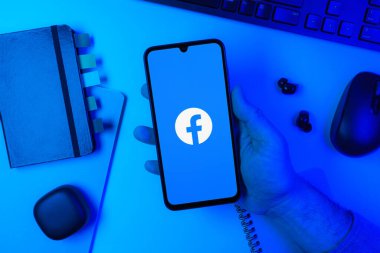 Prag, Çek Cumhuriyeti - 10 21 2024: Facebook logosu gösteren akıllı telefon.