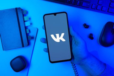 Prag, Çek Cumhuriyeti - 10 21 2024: VK logosunu gösteren akıllı telefon.