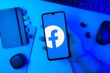 Prag, Çek Cumhuriyeti - 10 21 2024: Facebook logosu gösteren akıllı telefon.