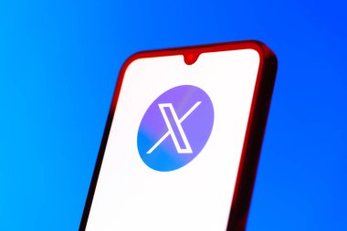 Prag, Çek Cumhuriyeti - 10 21 2024: X logosu gösteren akıllı telefon.