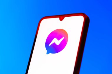Prag, Çek Cumhuriyeti - 10 21 2024: Haberci logosunu gösteren akıllı telefon.