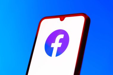 Prag, Çek Cumhuriyeti - 10 21 2024: Facebook logosu gösteren akıllı telefon.