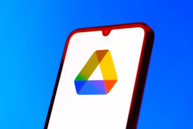 Prag, Çek Cumhuriyeti - 10 21 2024: Google Drive logosunu gösteren akıllı telefon.