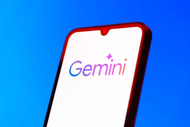 Prag, Çek Cumhuriyeti - 10 21 2024: Gemini logosunu gösteren akıllı telefon.
