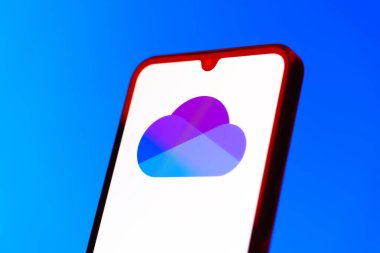 Prag, Çek Cumhuriyeti - 10 21 2024: Yüzeyde OneDrive logosu gösteren akıllı telefon.