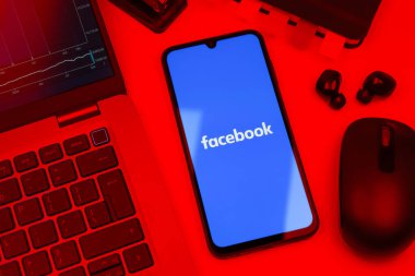 Prag, Çek Cumhuriyeti - 10 21 2024: Facebook logosu gösteren akıllı telefon.