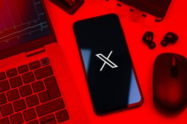 Prag, Çek Cumhuriyeti - 10 21 2024: X logosu gösteren akıllı telefon.