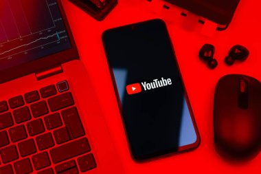 Prag, Çek Cumhuriyeti - 10 21 2024: Youtube logosunu gösteren akıllı telefon.